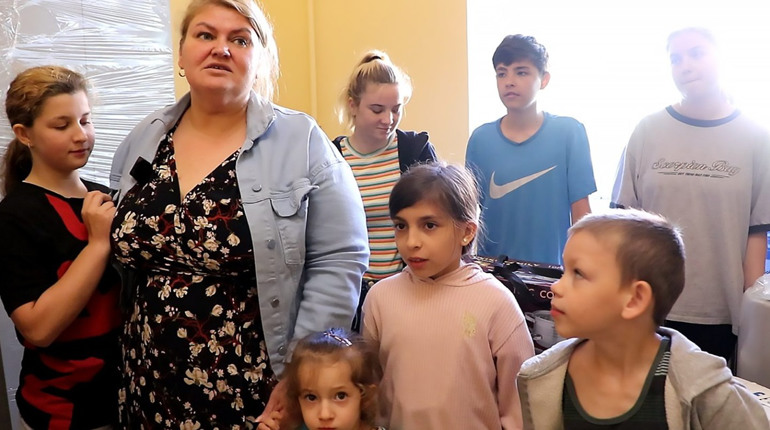 Всі 10 дітей допомагають. Як багатодітна родина з Волновахи облаштовує новий дім на Одещині. Відео