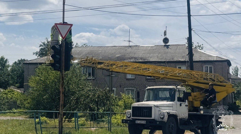 На перехресті Захисників України та Центральної в Покровську відновили світлофор