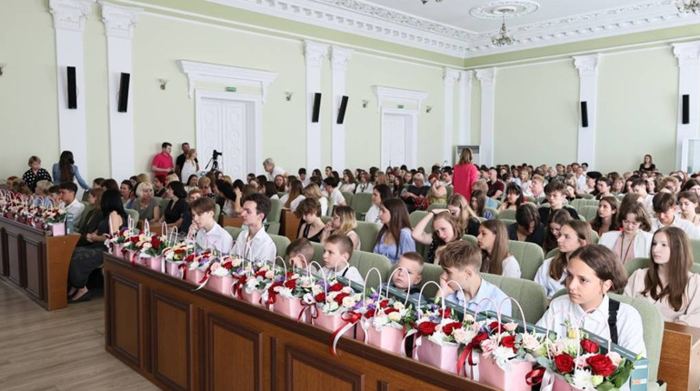 У Чернігові відзначили найкращих учнів міста за досягнення в навчанні та спорті