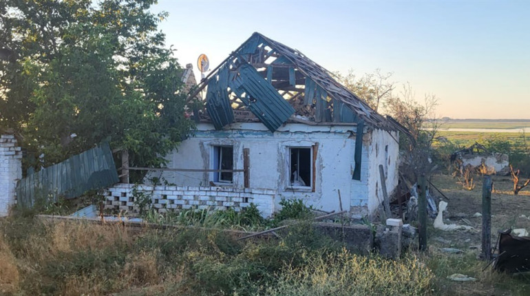 Росіяни обстріляли житлові квартали на Херсонщині. Одна людина загинула, шестеро поранені