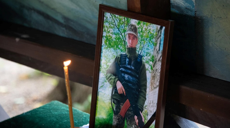 У Нікополі попрощалися з Олександром Жовтоштаном: земляки віддали шану герою