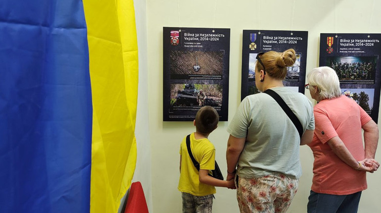У Первомайському музеї відкрилася виставка «10 років російсько-української війни»