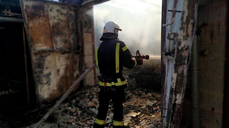 Рятувальники Шостки ліквідували масштабну пожежу в приватному домоволодінні Воронежу (відео)