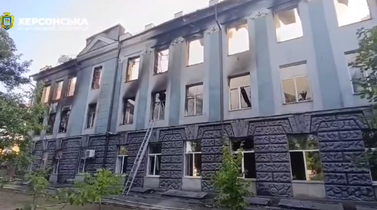 Армія рф на Херсонщині поцілила у житлові квартали, навчальний заклад та медустанову