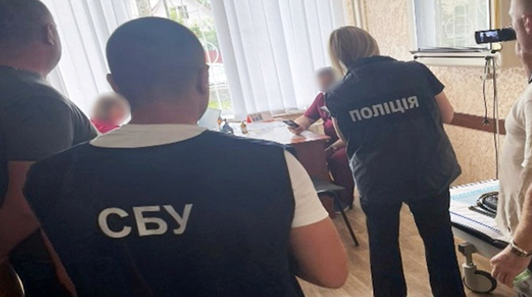 12 тисяч доларів за групу: у Старокостянтинові затримали завідуючого одного з відділень лікарні