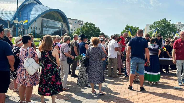 Южненська громада провела в останню путь військового Андрія Слободянюка