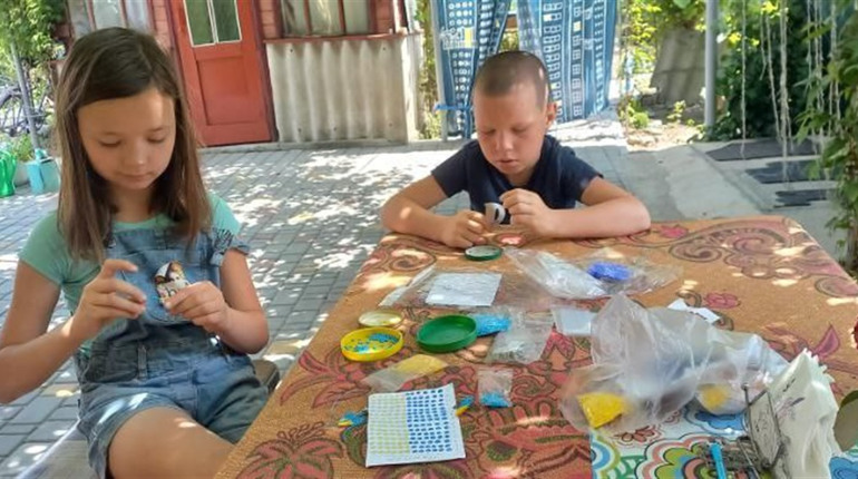 Діти з провулка Щасливий передали захисникам смаколики і подарунки
