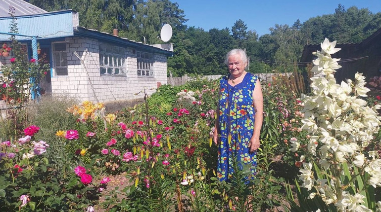 «Квіткова фея» з Полошок. Ольга Михайлова біля будинку вирощує квіти всіх кольорів веселки