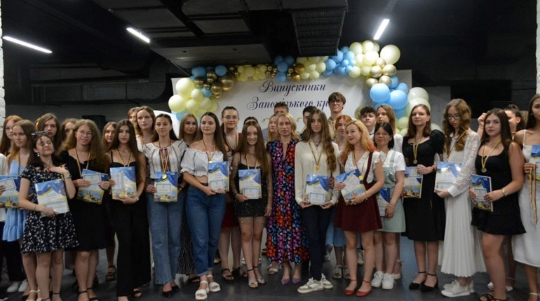 11 найкращих випускників Пологівщини отримали свідоцтва про завершення освіти в Запорізькій ОДА