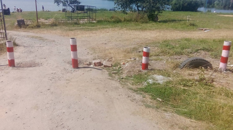 Без машин на пляжі. На вʼїзді до Павлівського озера встановили обмежувачі від автомобілів