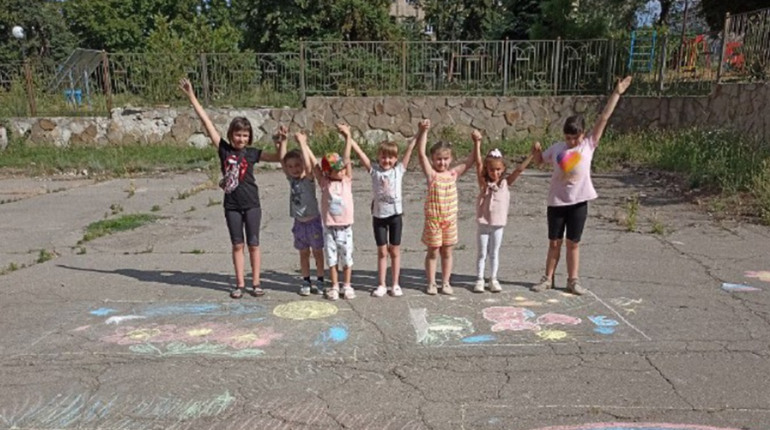 На Луганщині малечу залучають до пропагандистських заходів. Дітей "озброїли" кольоровою крейдою