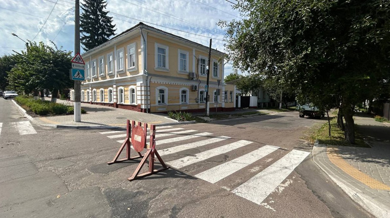 До уваги водіїв. На одній із вулиць Глухова тривають ремонтні роботи