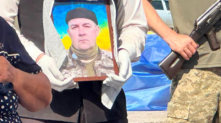 Южненська громада попрощалася з військовим Євгеном Синицею (ФОТО)