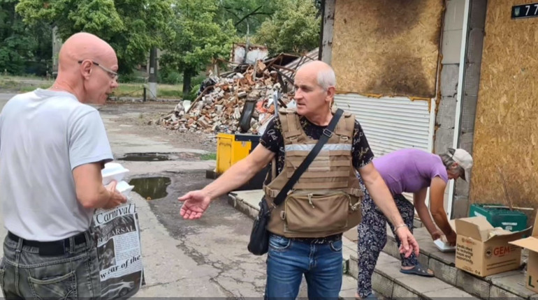 В Торецьку під обстрілами безплатно годують, видають гуманітарну допомогу та закликають до евакуації