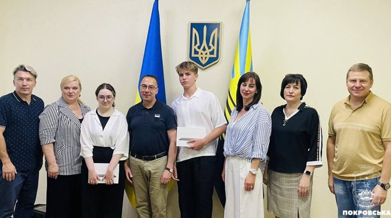 Троє випускників з Покровська отримали по 200 балів на НМТ: як громада їх привітала