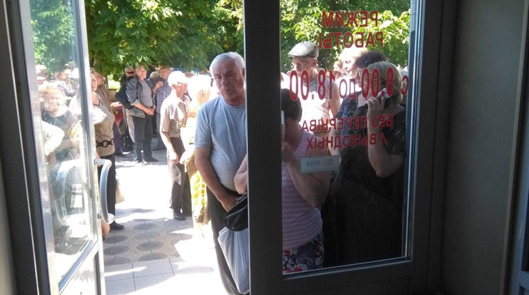 На Луганщині окупанти знущаються над пенсіонерами. Чому старенькі не можуть потрапити "на прийом"