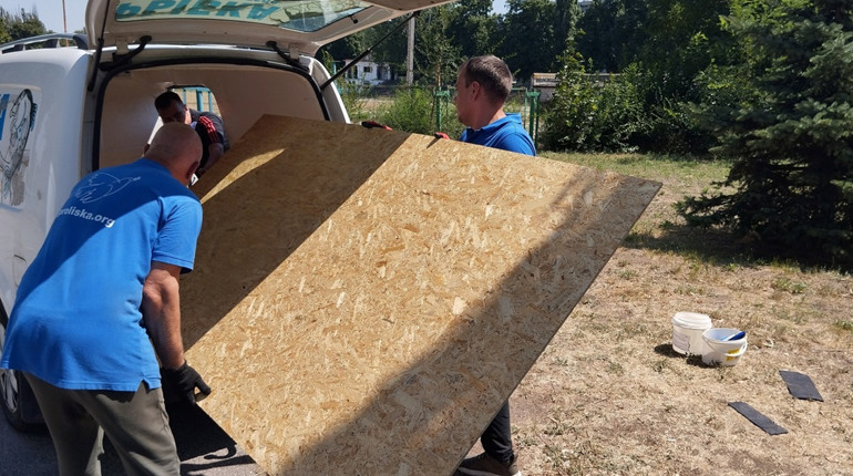Обстріли в громадах Нікопольщини: благодійники надали матеріали для ліквідації наслідків