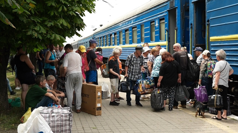 Безкоштовна евакуація жителів Торецька триває. Коли буде найближчий евакуаційний поїзд на Волинь