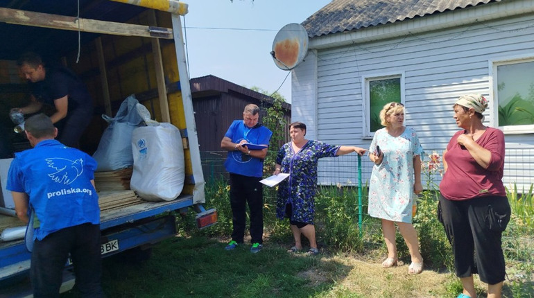 Волонтери привезли гуманітарну допомогу мешканцям Есмані, яку днями обстріляв ворог