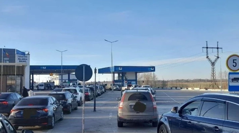 Проблему з чергами на Паланку будуть вирішувати: створять окремі стоянки для вантажівок
