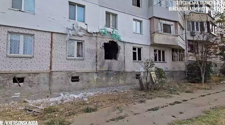На Херсонщині армія рф поцілила у критичну інфраструктуру, навчальний заклад, житлові будинки