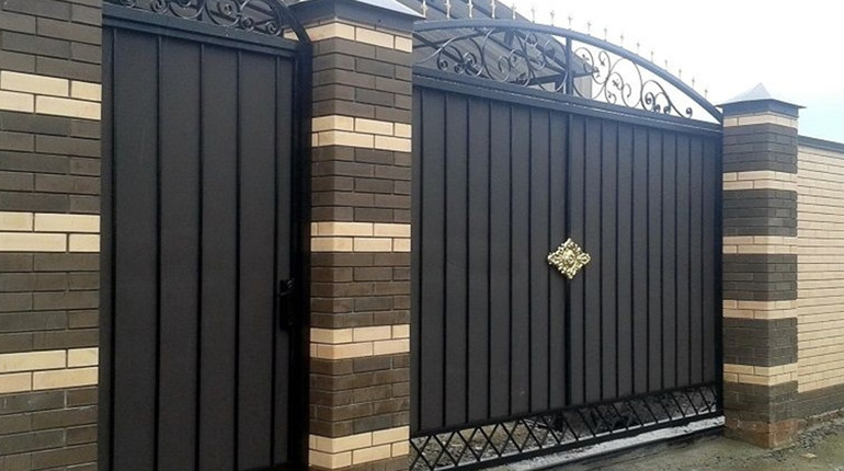 Як правильно вибрати трубу для паркану
