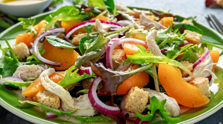 Рецепт дня: салат з куркою і персиками