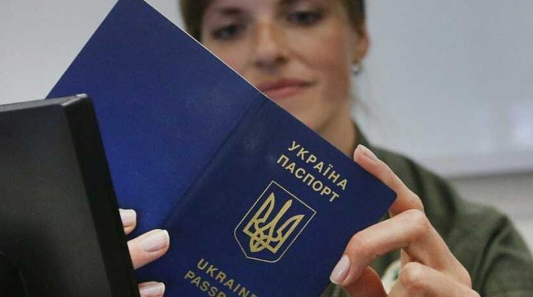 Українським чоловікам за кордоном затримують видачу українських закордонних паспортів