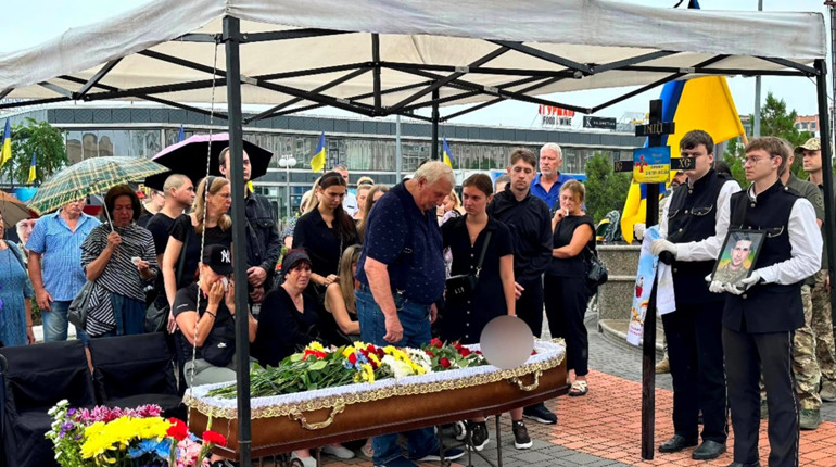 Южненська громада провела в останню путь військового Руслана Шевченка (ФОТО)