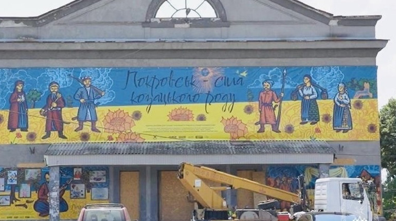 У Покровську оновили бульвар Козацької Слави інформаційними постерами та інтерактивними банерами