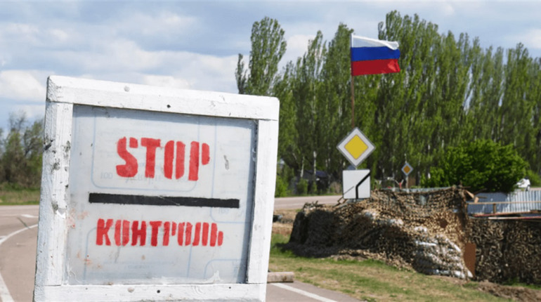 Примусова мобілізація. На Луганщині окупанти посилили перевірку чоловіків і вручають їм повістки