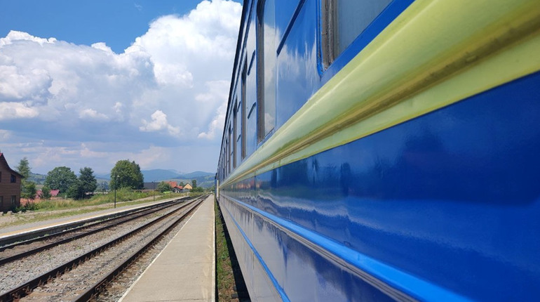 Укрзалізниця відкрила продаж квитків на перший в історії дитячий вагон