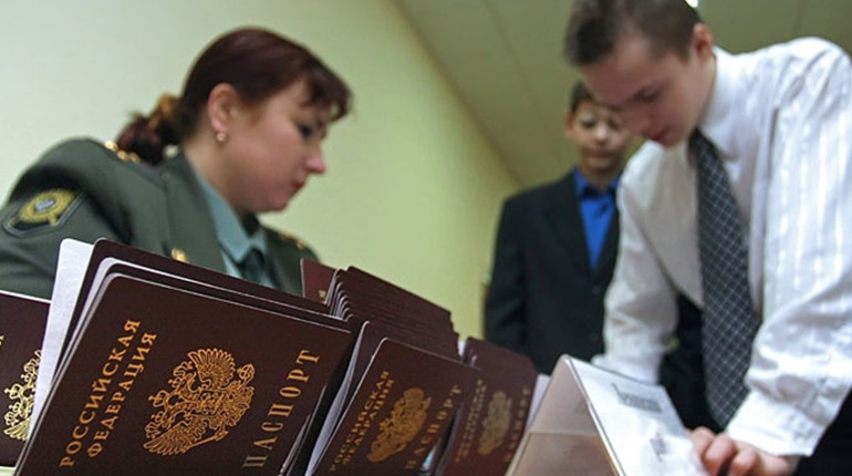 На окупованій Луганщині чоловіків позбавлятимуть громадянства РФ за непостановку на військовий облік