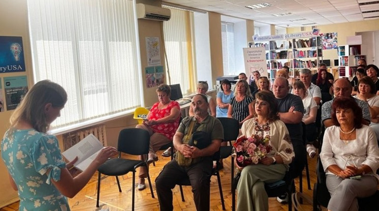 Бердянська письменниця Віталіна Ганзина презентувала збірку поезії "Додому" у Запоріжжі
