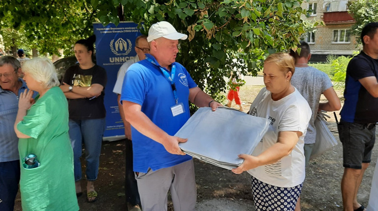 Благодійники допомагають постраждалим від обстрілів у Нікополі