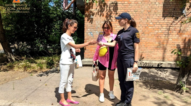 Нікопольські рятувальники провели профілактичні бесіди щодо безпеки дітей