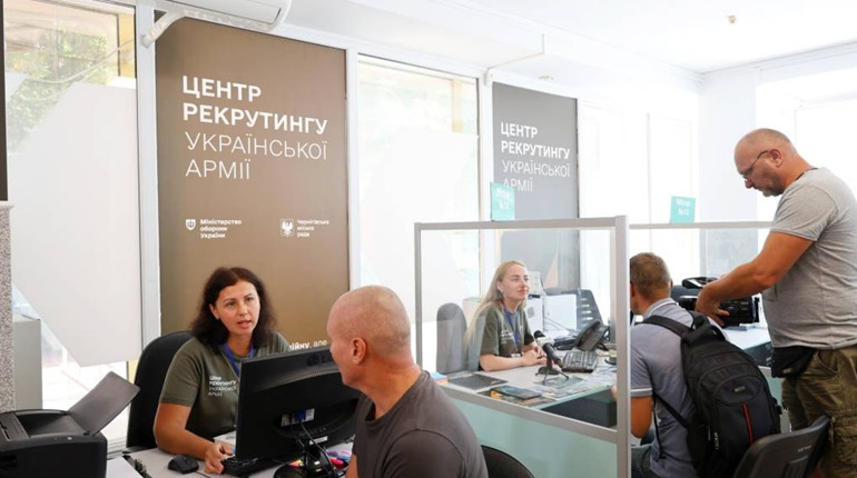 У Чернігові запрацював Центр рекрутингу української армії. Адреса