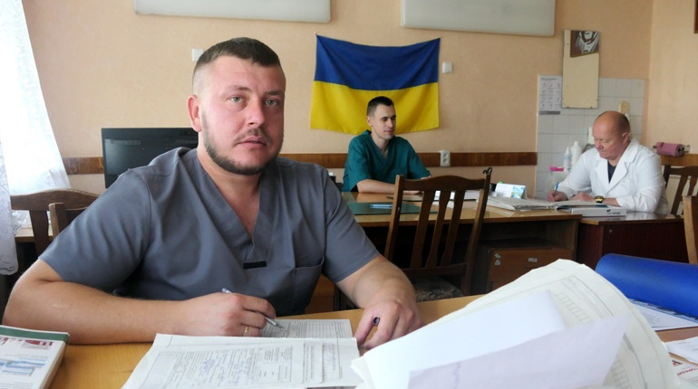 Хірург на прикордонні оперує, навіть коли чутно вибухи. Історія глухівського медика Андрія Дяченка
