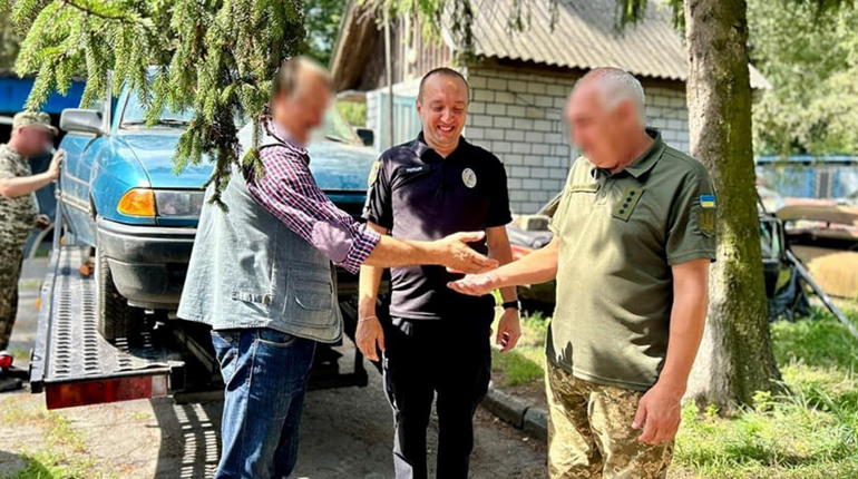 Поліція Звягеля передала конфіскований автомобіль на потреби ЗСУ