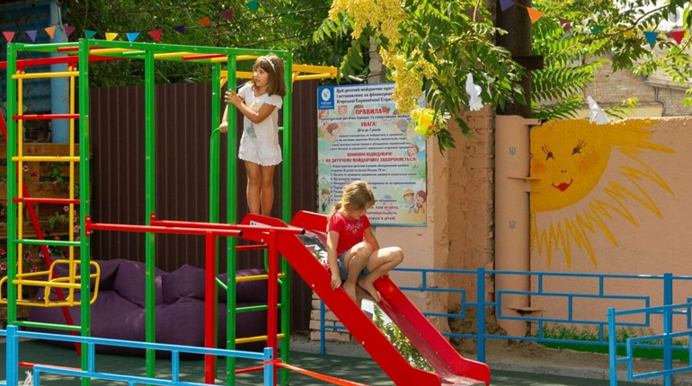 У Запоріжжі відкрили сучасний дитячий майданчик на базі шелтера для переселенців