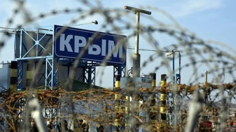 Загарбники перекидають військову техніку з Криму на Херсонщину