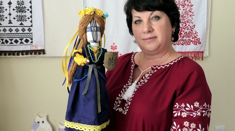 На Глухівщині майстриня створює креативні авторські ляльки та навчає своєму ремеслу дітей