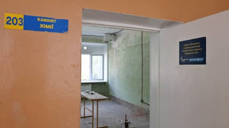 У Чернігові до навчального року відновлюють школи. Хто допомагає громаді