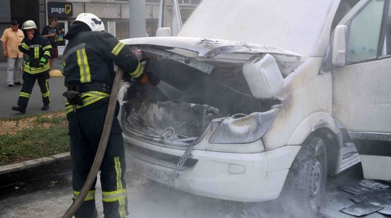 Пожежа під час руху. У Запоріжжі рятувальники гасили загоряння у марштуці
