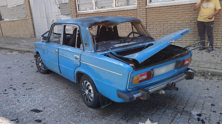 Ворожа армія поцілила FPV-дроном у цивільне авто. Оновлено