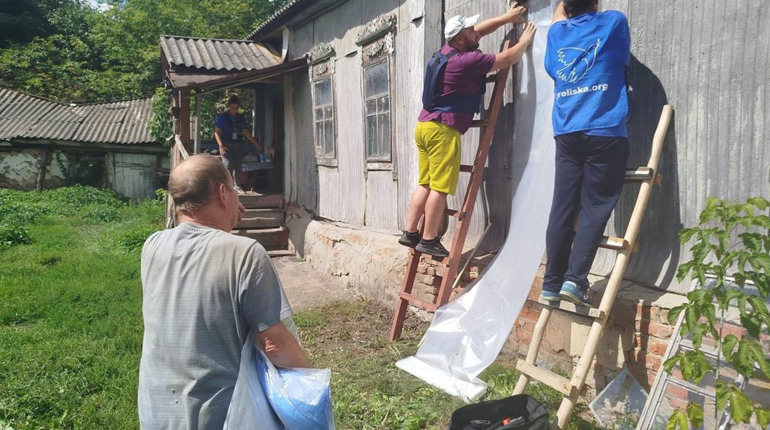 Волонтери передали допомогу після обстрілу жителям двох сіл Есманьської громади
