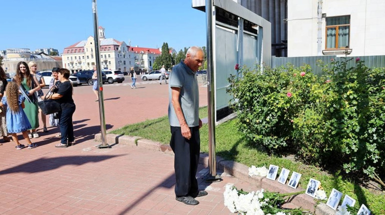 Рік після трагедії: у Чернігові вшанували пам'ять жертв ракетного удару по драмтеатру