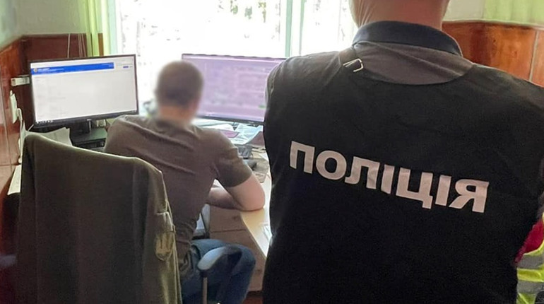 Хабар у $1000 за виключення з військового обліку: поліція затримала працівника ТЦК