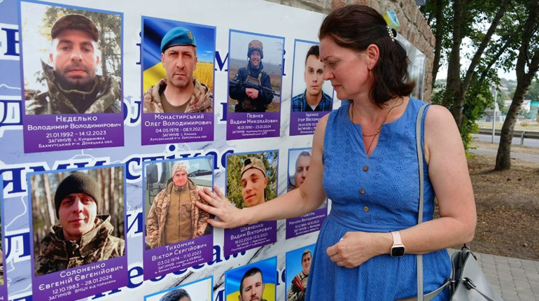 У Первомайську, в сквері Небесної Сотні, дружина загиблого виявила наслідки нічної розпусти