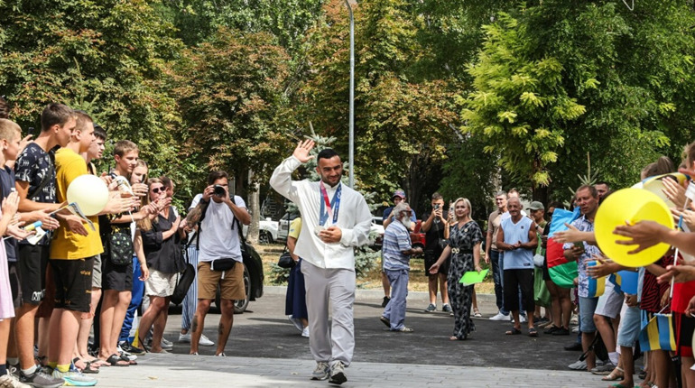 «Моє серце завжди у Запоріжжі». Олімпійський чемпіон Парвіз Насібов привіз медалі у рідне місто